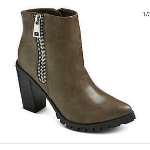 MOSSIMO JAN ZIPPER BLOCK HEELED BOOTIES Size 8